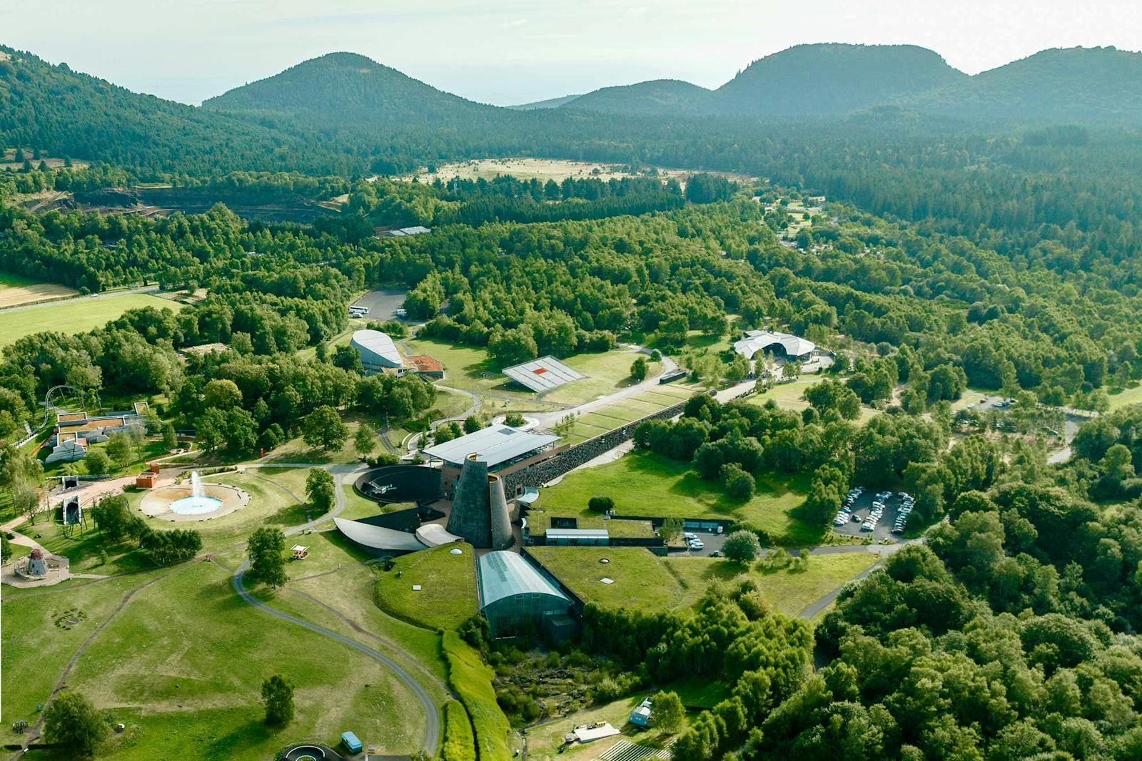 Panoraamakuva Vulcanian puistosta ja sen vuorista ilmakuvasta