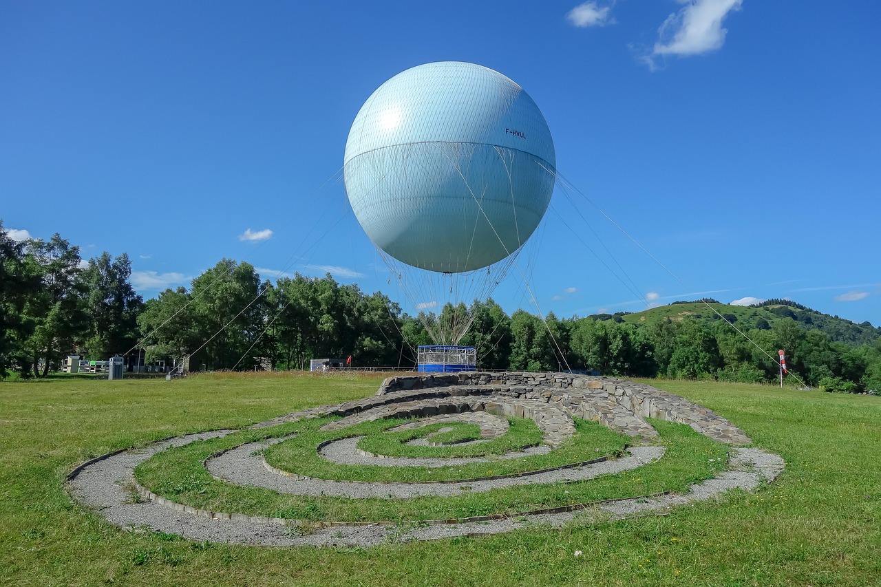 Balon alb mare deasupra labirintului de la Vulcania