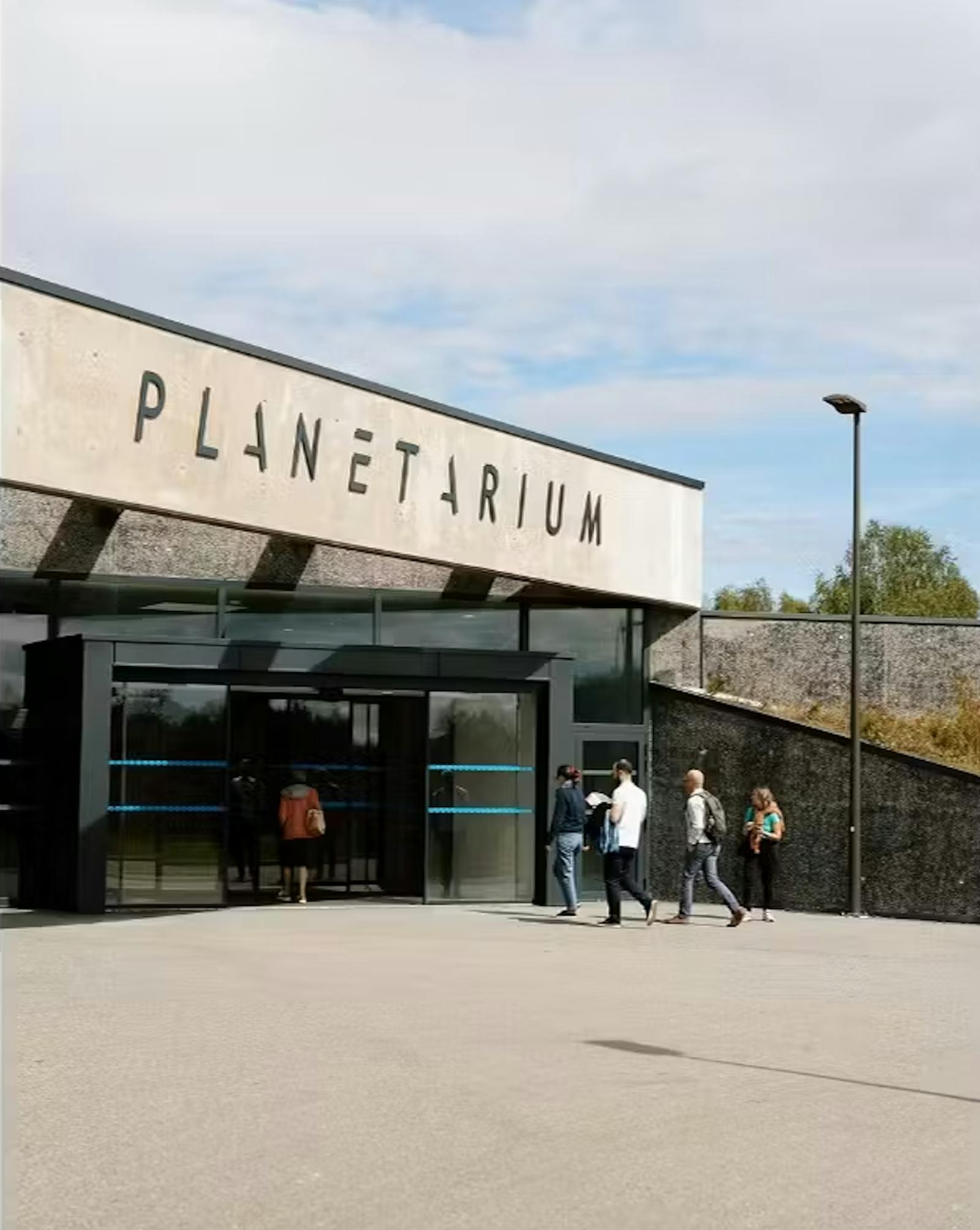 Entrén till planetariet i Vulcania under en blå himmel
