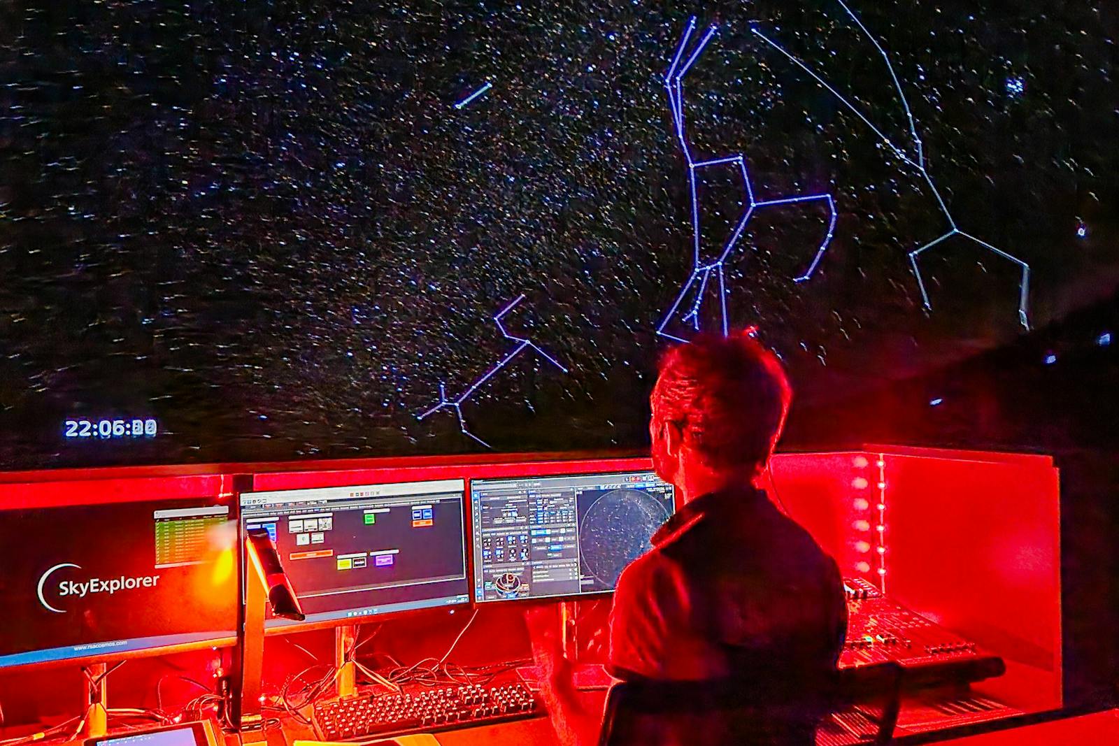 Tekniker från Vulcania styr den himmelska projectionen